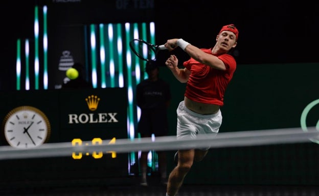 Denis Shapovalov termina de ejecutar una derecha. 