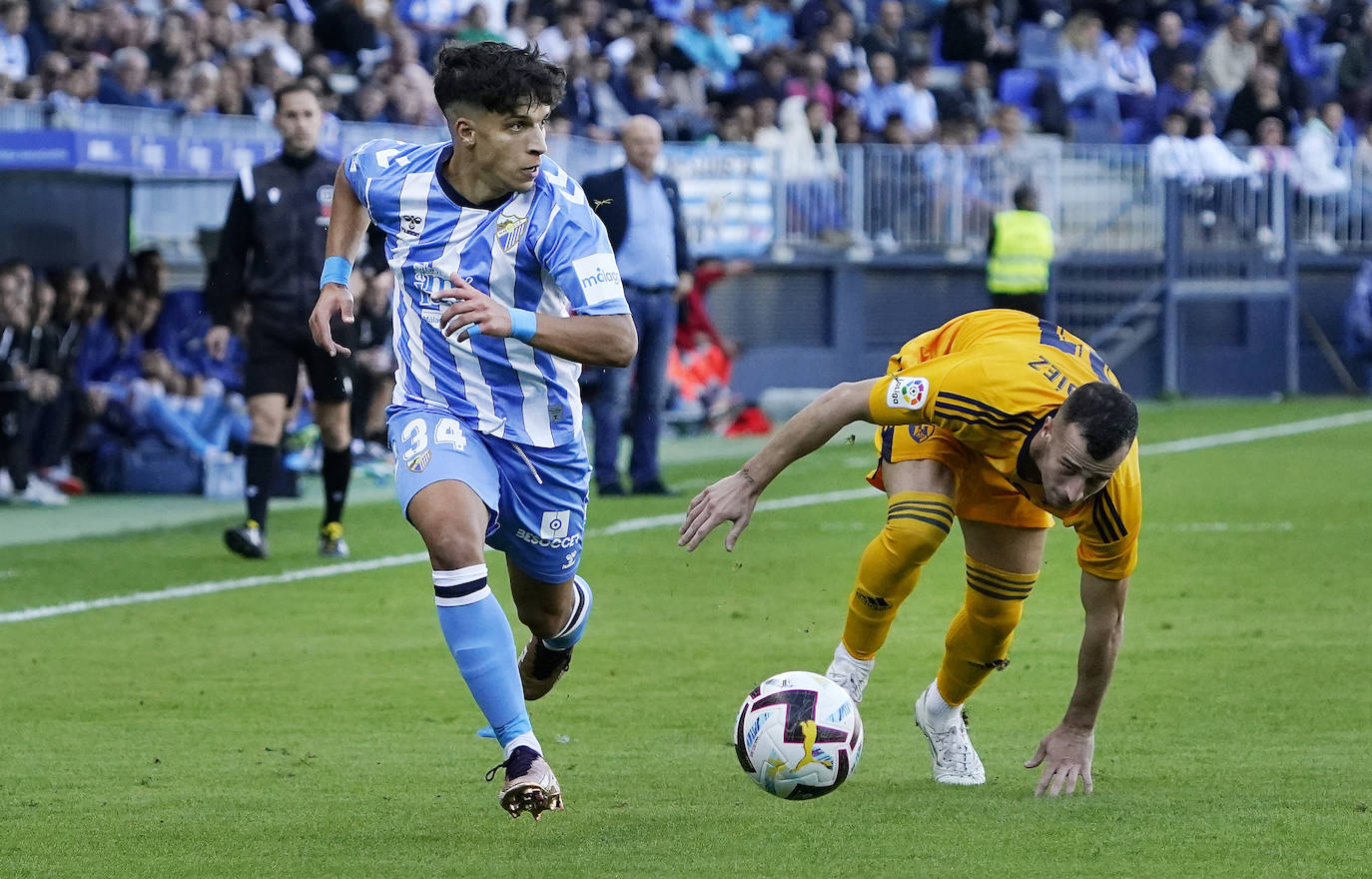 Un gol en propia meta de la Ponferradina bastó para vencer en un partido en el que el equipo mostró más energía y sentido colectivo en la última media hora