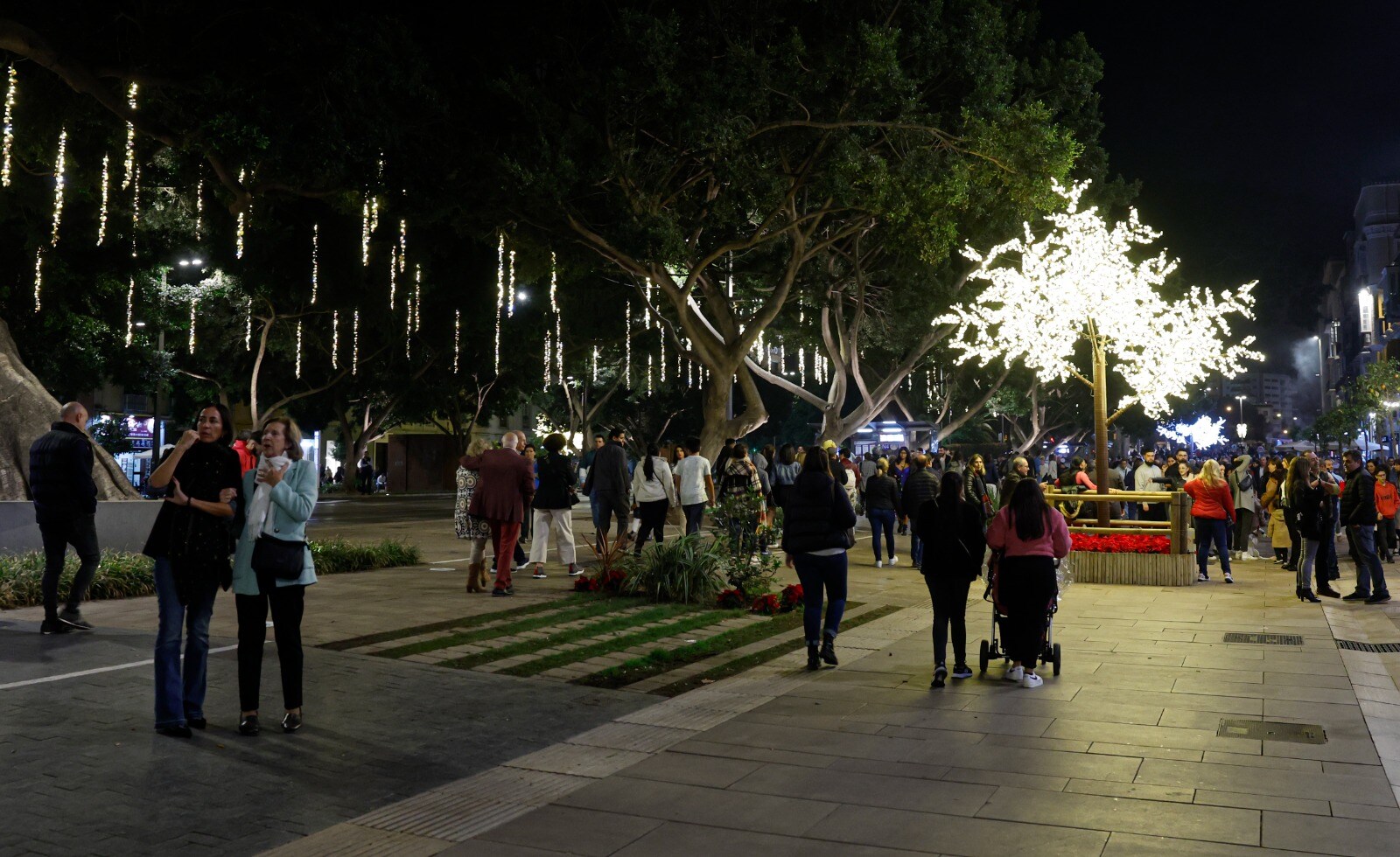 La calle Larios estrena un nuevo alumbrado, inaugurado por la malagueña Vanesa Martín