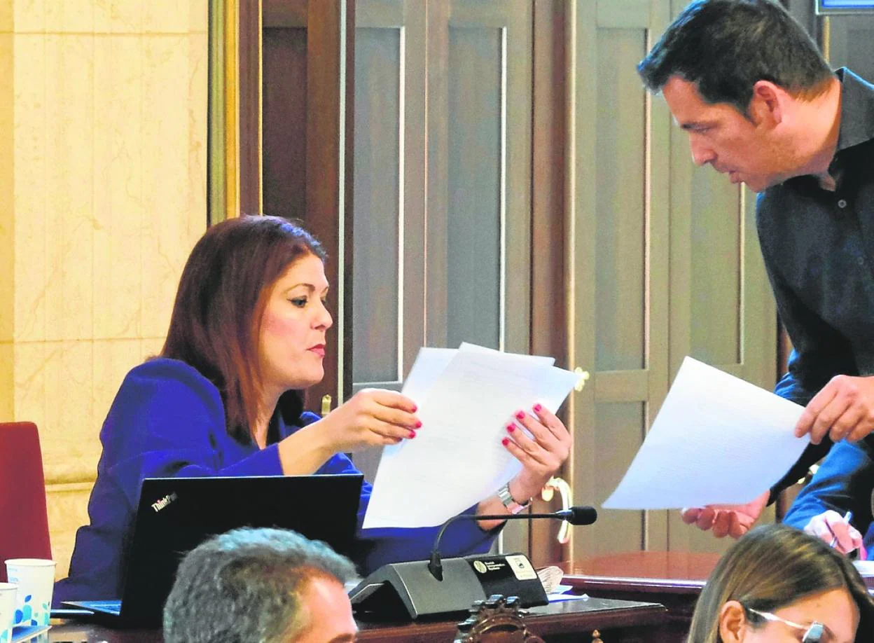 La concejala Noelia Losada, en el pleno del pasado jueves, junto al asesor Alejandro Carballo. Francis silva