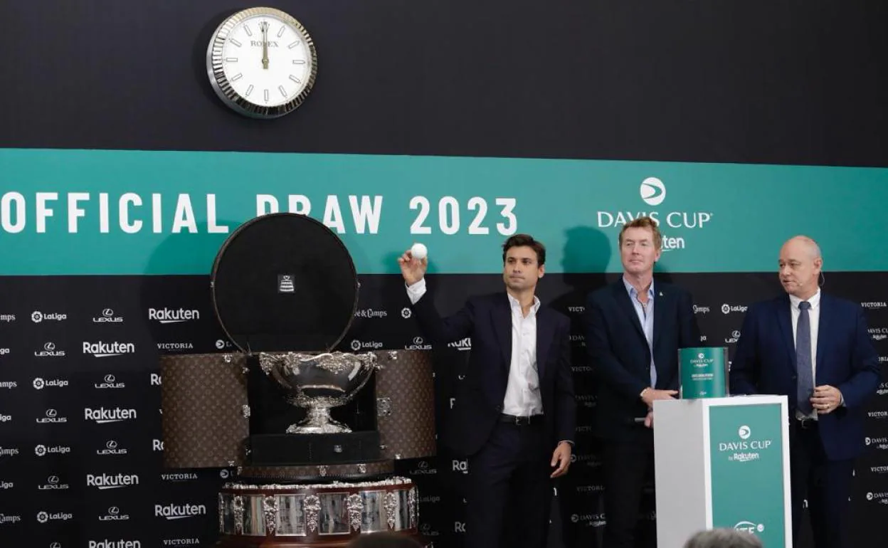 El director de torneo de las finales de la Copa Davis, David Ferrer, y el miembro del Comité de la Copa Davis Mark Woodforde, en el sorteo celebrado esta mañana en el Martín Carpena. 