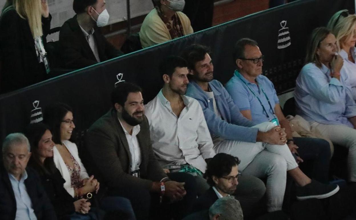 Novak Djokovic (camisa clara) entre el exatleta Borja Vivas y su hermano Marko Djokovic, en el Martín Carpena este domingo presenciando la final de la Copa Davis. 
