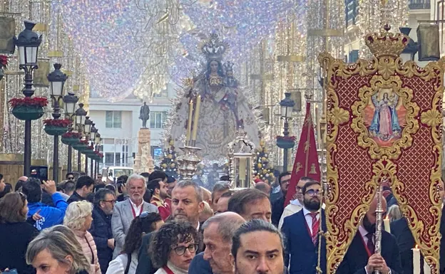 La Virgen de los Remedios, entre la iluminación navideña de la calle Larios. 