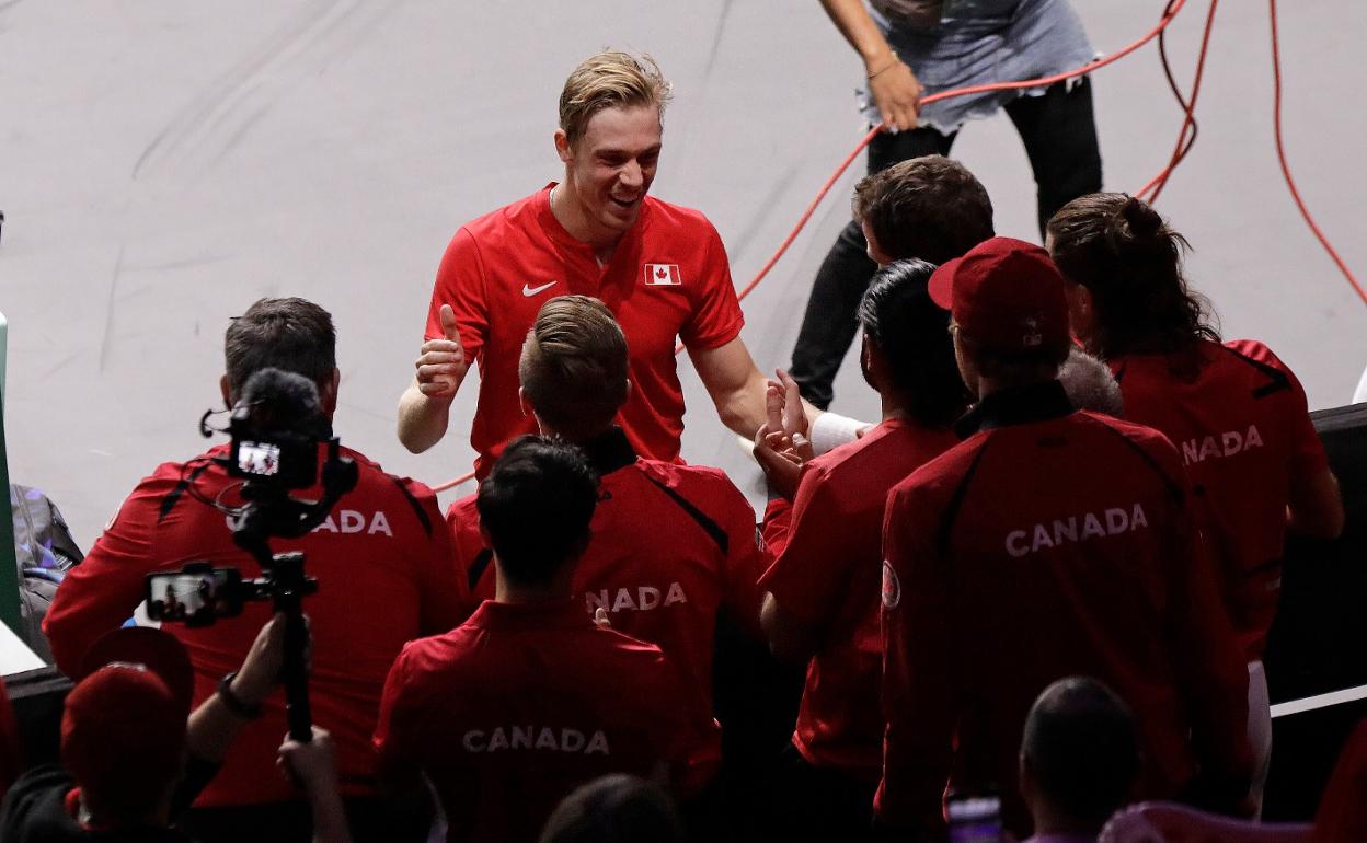 El canadiense Denis Shapovalov celebra con sus compañeros su victoria en el primer partido de la final de la Copa Davis. 