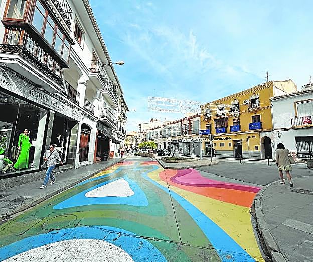 Imagen de una céntrica calle comercial de Vélez-Málaga, preparada para la Navidad. 