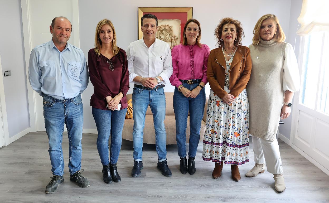 El alcalde de Torrox y la concejala de Personal, con los representantes sindicales de la plantilla del Ayuntamiento. 