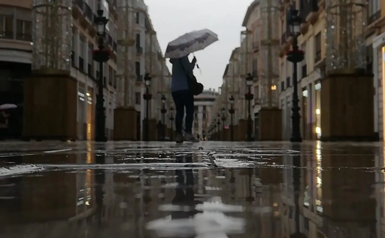 La calle Larios, desierta durante el breve episodio de lluvias de la semana pasada en Málaga. 