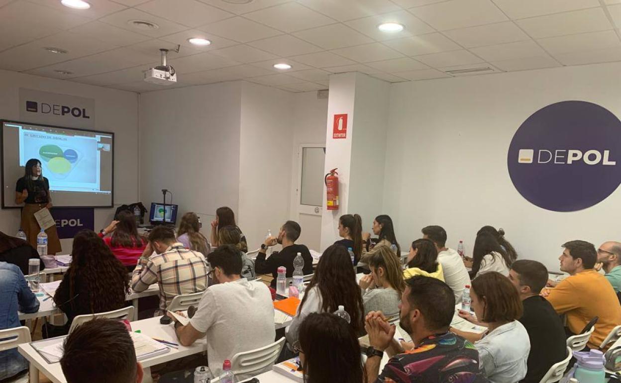 Una clase de la academia Depol.