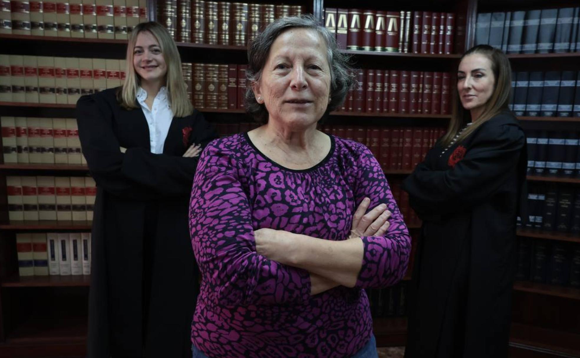 Gloria Fernández posa entre Ana Belén González y Marta Rosa Fernández, dos abogadas del despacho donde trabajó durante 25 años. 