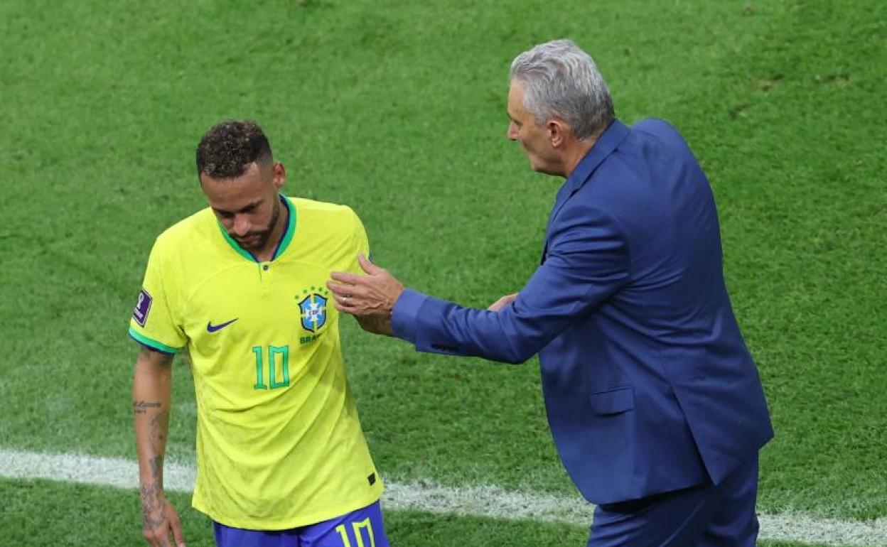 Tite consuela a Neymar tras su cambio contra Serbia.