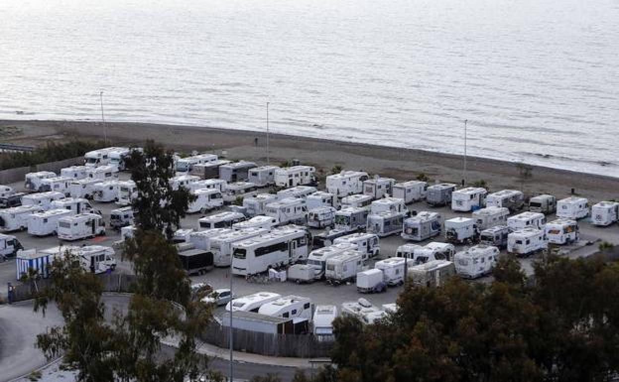 Vista de un parking de autocaravanas en la Costa del Sol. 
