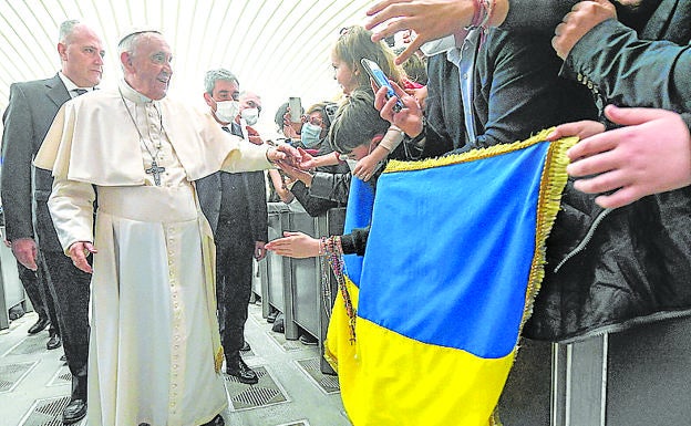 El Papa muestra su apoyo a un grupo de ucranianos. 