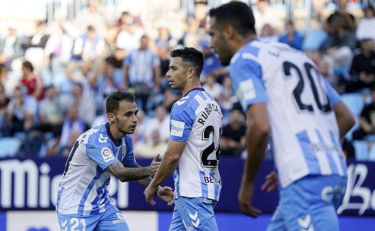 Fran Villalba (i) anima a Rubén Castro después de que fallase un penalti contra la Ponferradina. 