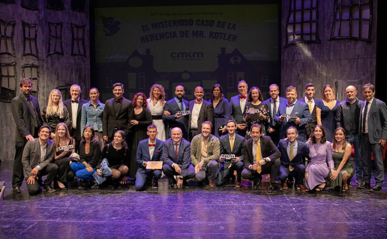 Grupo de ganadores, organizadores y patrocinadores de los Premios del Club de Marketing Málaga 2022.