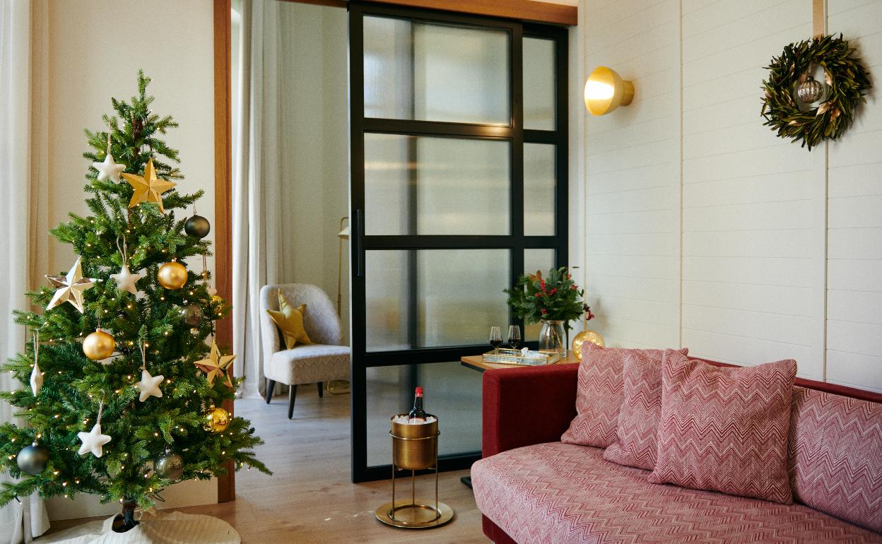 Vista de una de las habitaciones con decoración navideña del hotel Molina Lario. 