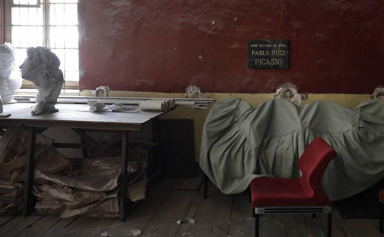 Detalle de la placa que recuerda al pintor que da nombre al Aula Picasso del Ateneo de Málaga.