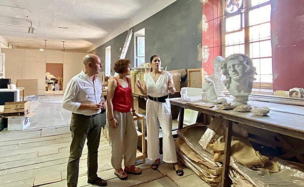 Miguel Tello, Victoria Abón y Noelia Losada, en una visita al Aula Picaso el pasado agosto. 