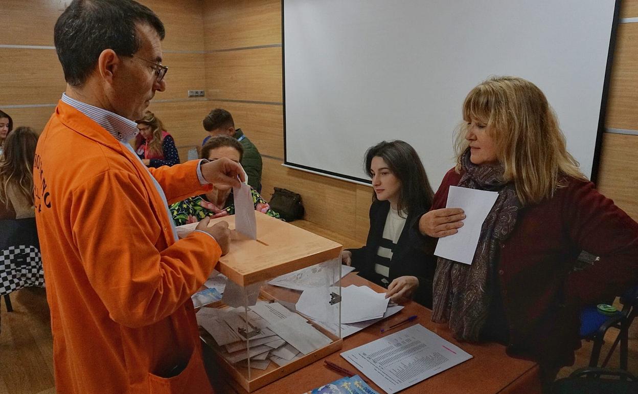 Un profesor, en el momento de la votación en la mesa situada en el IES Ben Gabirol. 