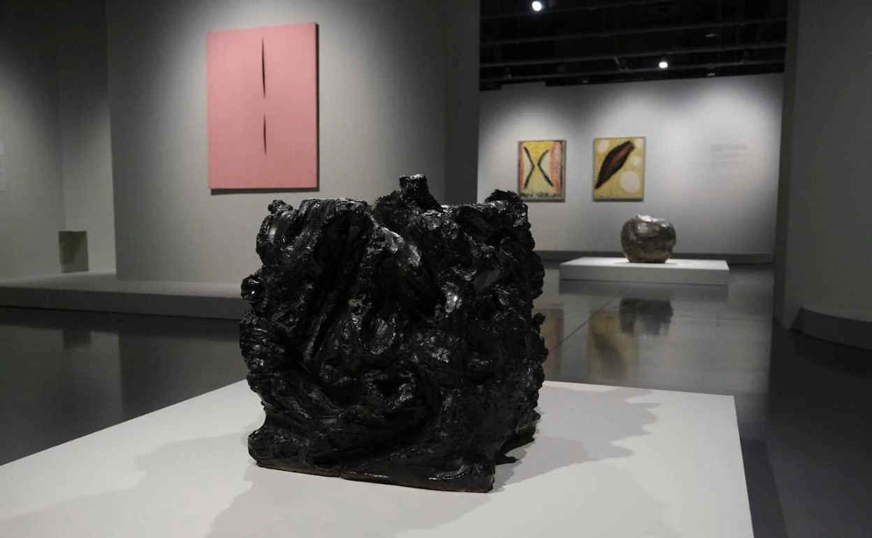 La exposición recorre la obra de Fontana con una selección de 33 piezas propias junto a otras de artistas conocidos o influyentes para él. 