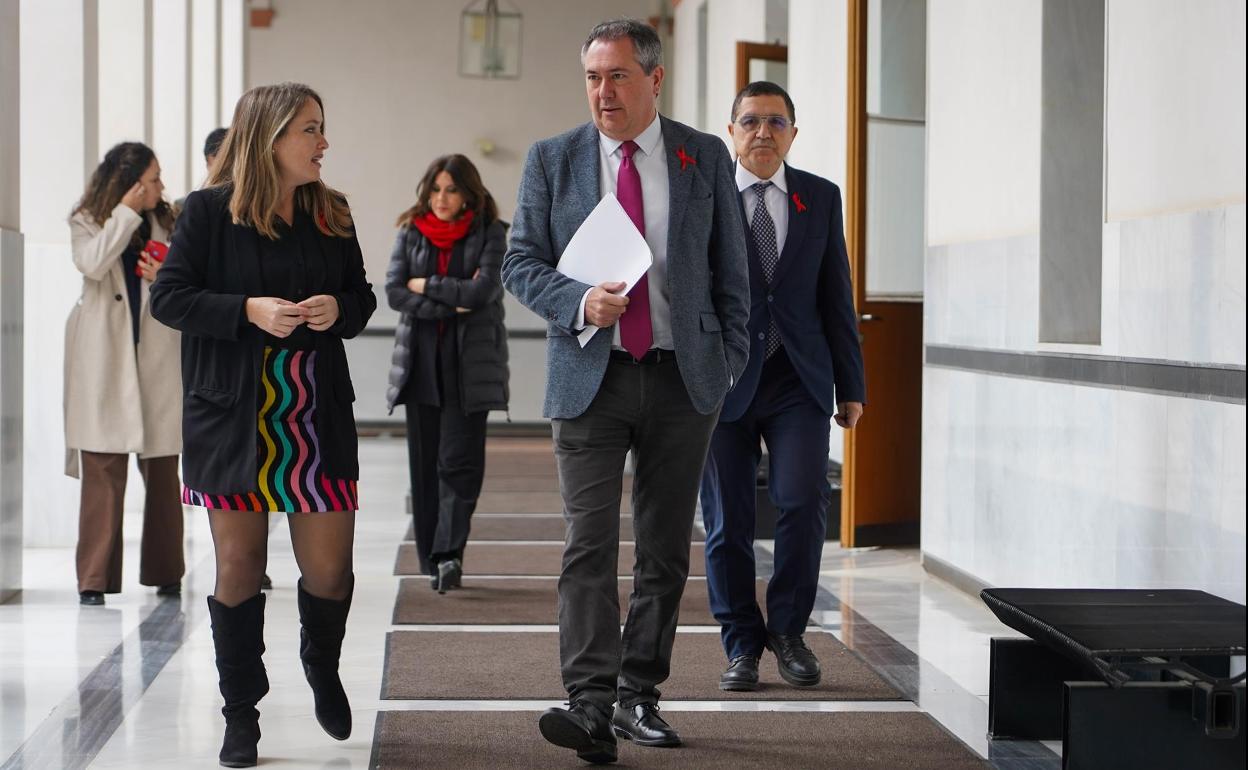 El líder del PSOE andaluz, Juan Espadas, en los pasillos del Parlamento.