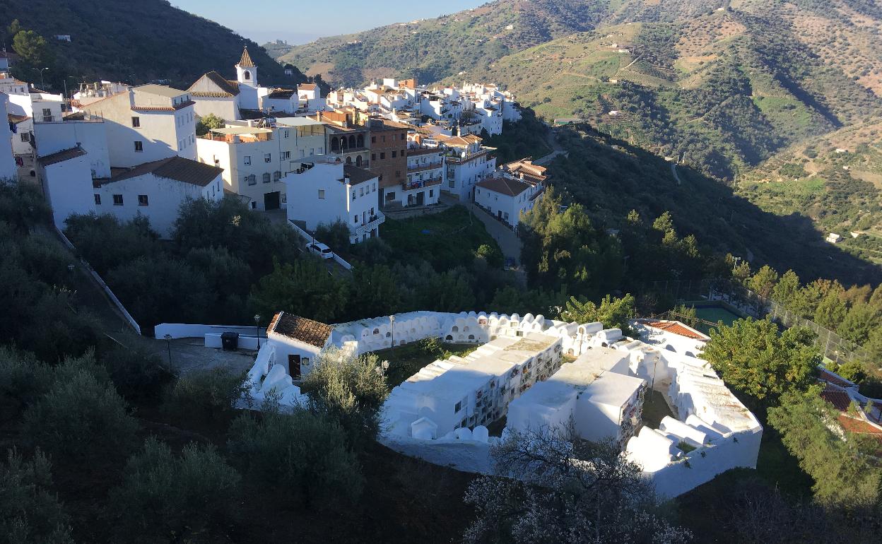 Imagen del casco urbano de Sayalonga, con el cementerio redondo en primer término. 