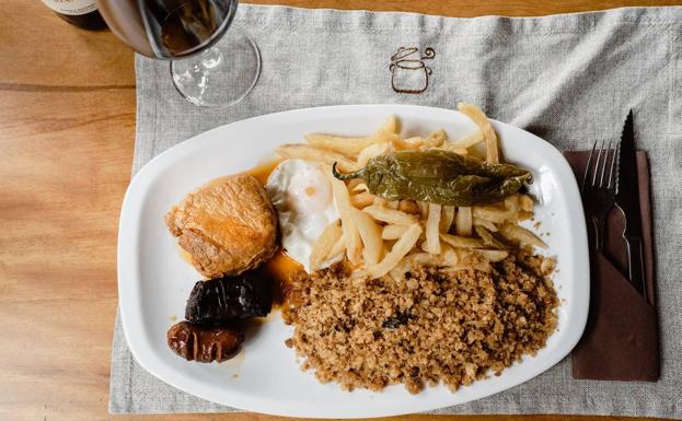 Plato a lo bestia de Venta Trepaolla, en los Montes de Málaga.