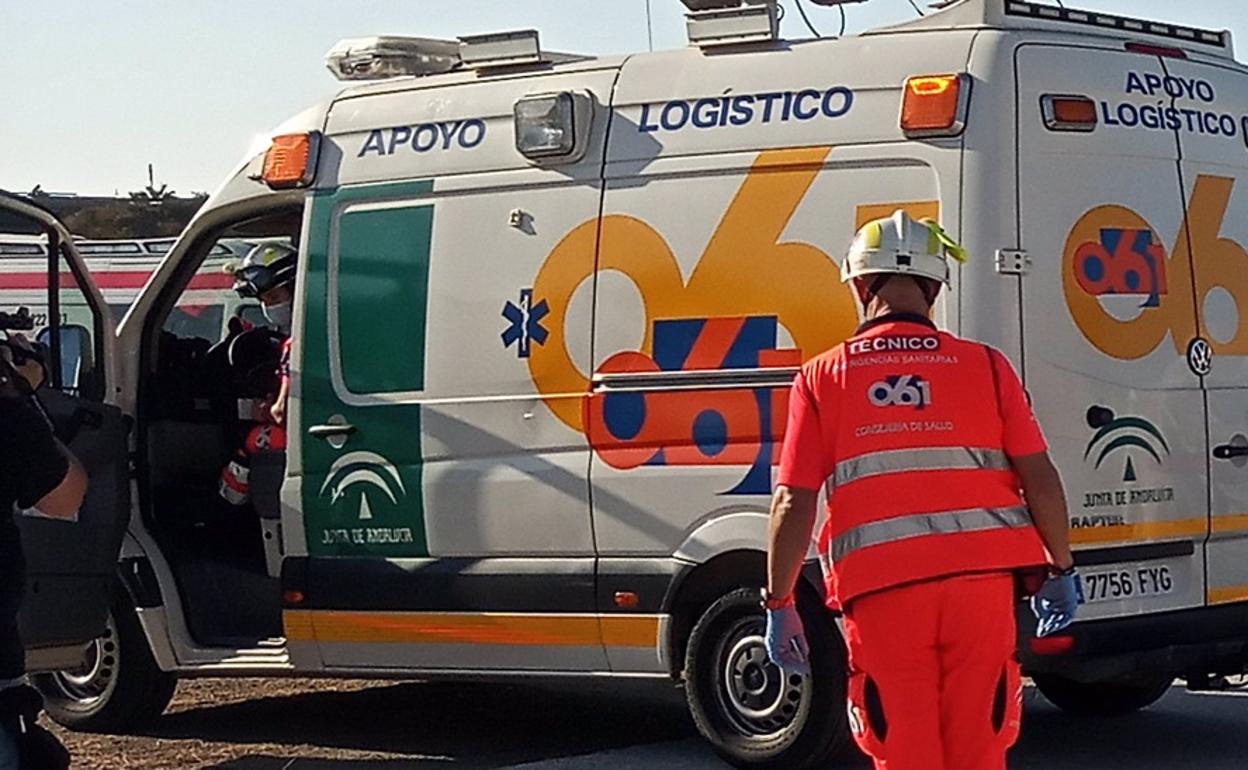 Sucesos Málaga: Tres trabajadores heridos tras precipitarse desde una altura de dos metros en la zona de la carretera Azucarera-Intelhorce