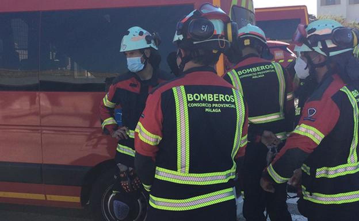 Evacuados al Hospital Regional dos heridos tras el incendio de una casa en Moclinejo