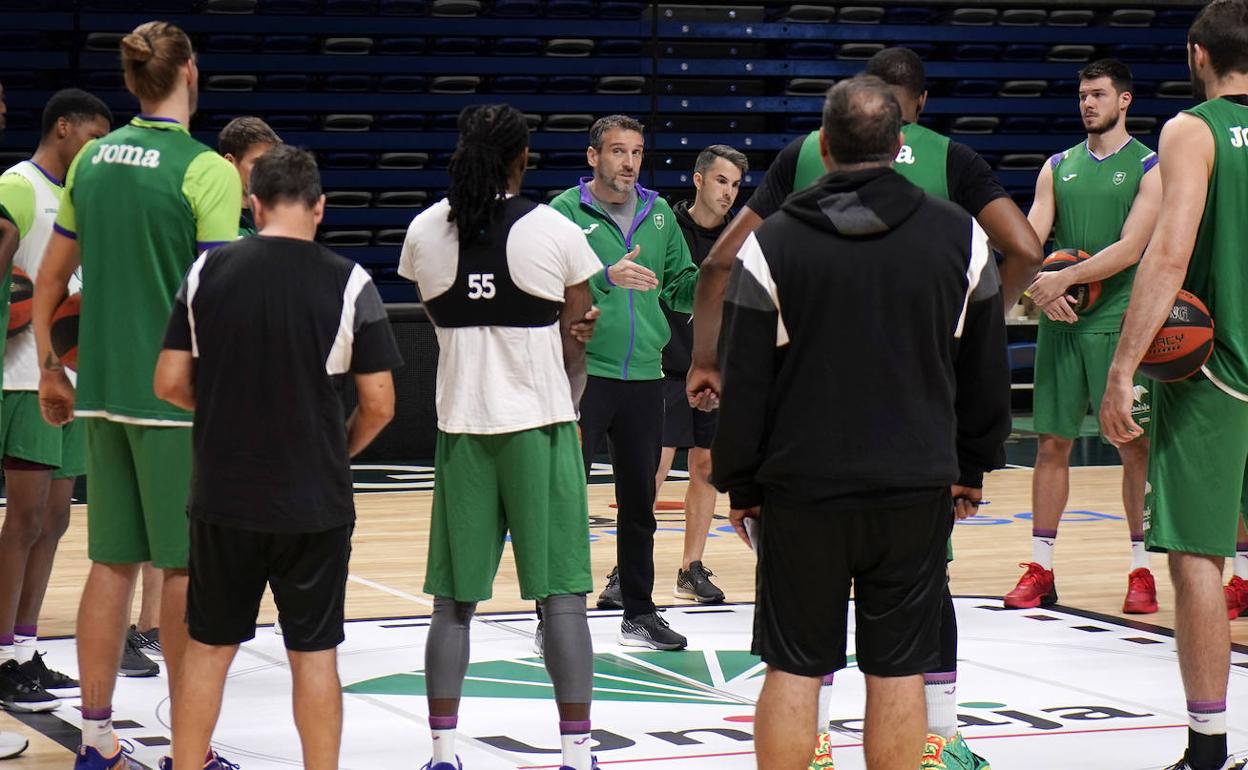 Los jugadores del Unicaja, junto a Ibon Navarro en el entrenamiento de ayer en el Carpena. 