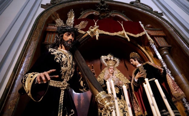 El Señor de la Salutación en su altar con la Virgen del Patrocinio y San Juan Evangelista. 