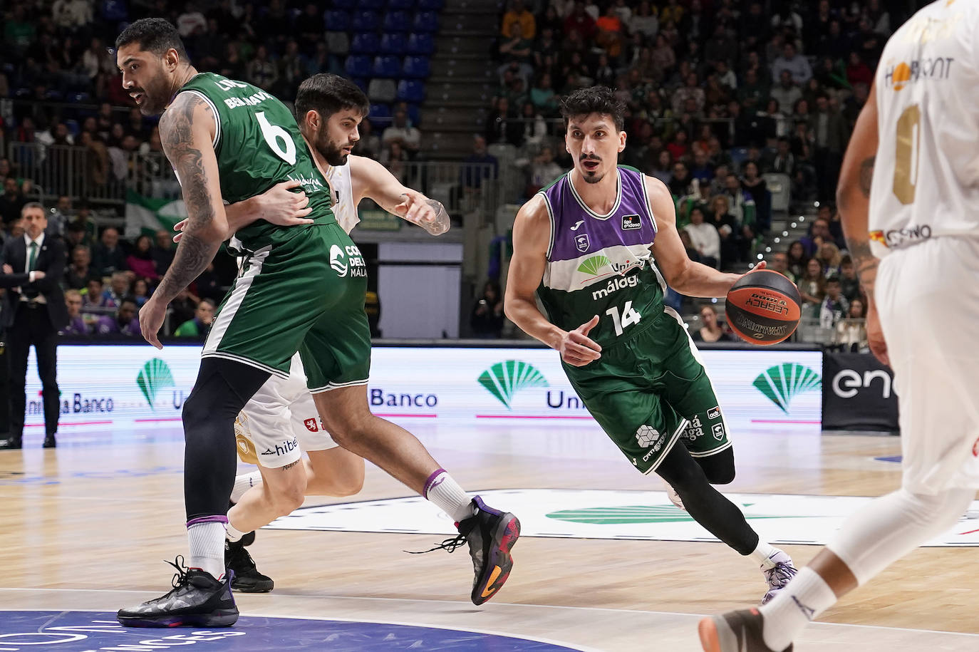 El Unicaja se exhibe ante el Zaragoza (104-78). 