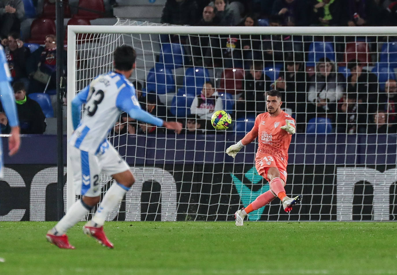 Derrota del Málaga en su visita al Levante. 