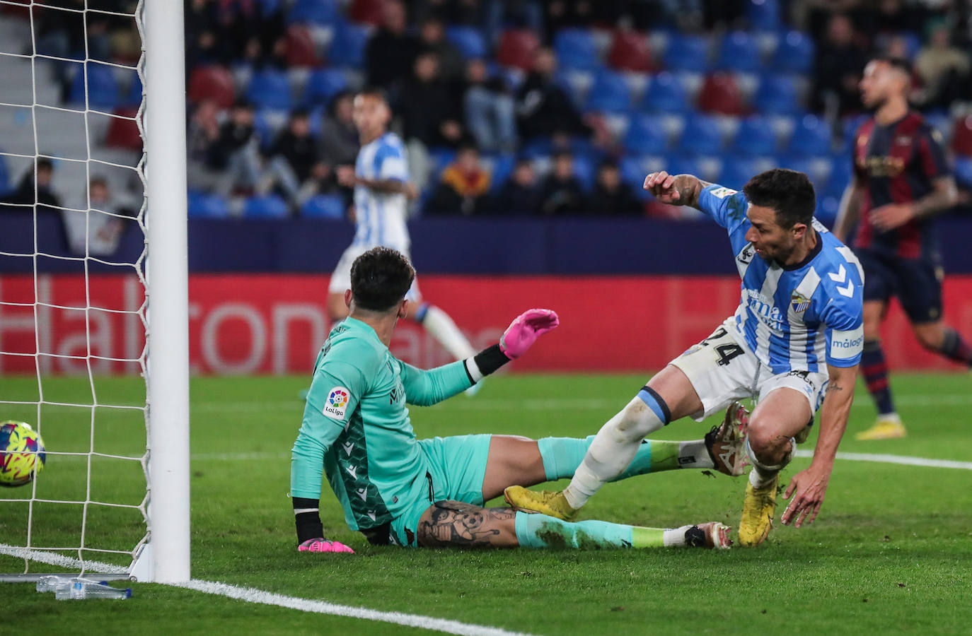 Derrota del Málaga en su visita al Levante. 