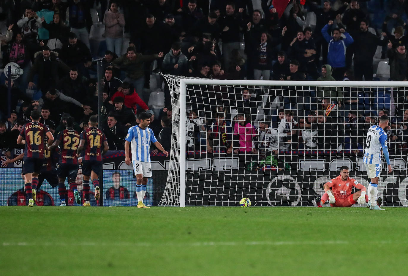 Derrota del Málaga en su visita al Levante. 