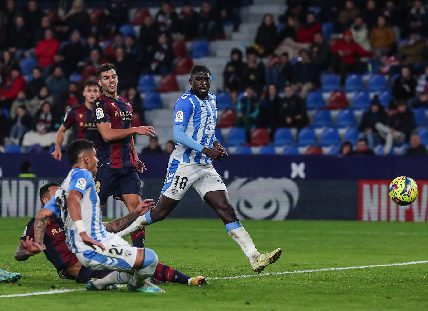 Derrota del Málaga en su visita al Levante. 