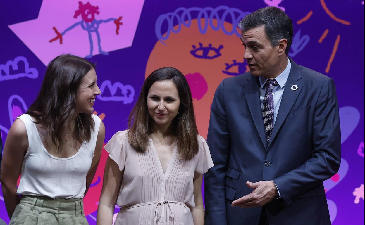 Irene Montero, Ione Belarra y Pedro Sánchez durante un acto en julio.