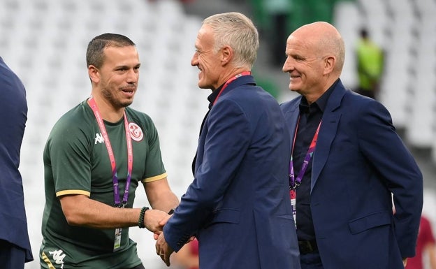 Selim Benachour (izquierda) saluda al seleccionador francés Didier Deschamps, antes del Francia-Túnez. 