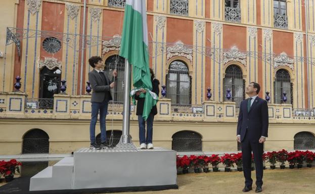 El presidente de la Junta durante el izado de bandera celebrado este domingo en el Palacio de San Telmo en Sevilla. 