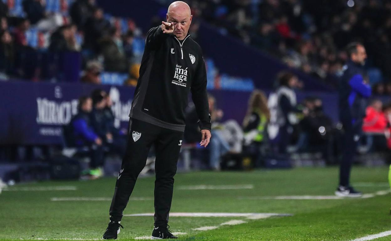 Un gesto de Pepe Mel a uno de sus jugadores en el partido de anoche en el Ciutat de Valencia. 