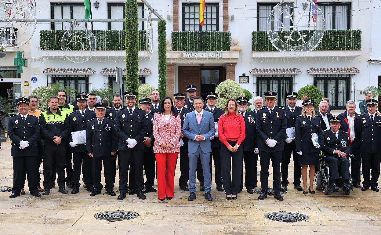 Los premiados, con los agentes de la Policía Local y autoridades, en la plaza de la Constitución. 