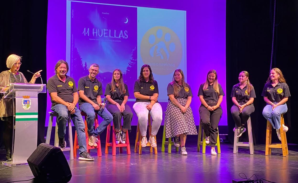 Los técnicos de la asociación Huellas Terapéuticas, durante la presentación del libro.