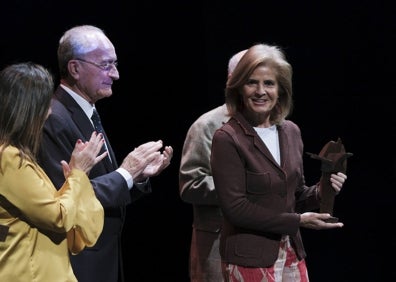 Imagen secundaria 1 - Los premiados Juan Sánchez (Teléfono de la Espernza), Esperanza Oña (Prodia) y la actuación del mago malagueño Adrián Lima. 