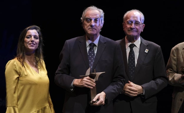 Imagen principal - El premiado Luis Merino Bayona (Fundación El Pimpi), los cantantes malagueños Javypablo durante su actuación y la galardonada Alicia Romero (Womet). 