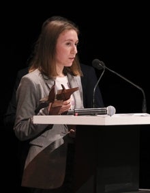 Imagen secundaria 2 - El premiado Luis Merino Bayona (Fundación El Pimpi), los cantantes malagueños Javypablo durante su actuación y la galardonada Alicia Romero (Womet). 