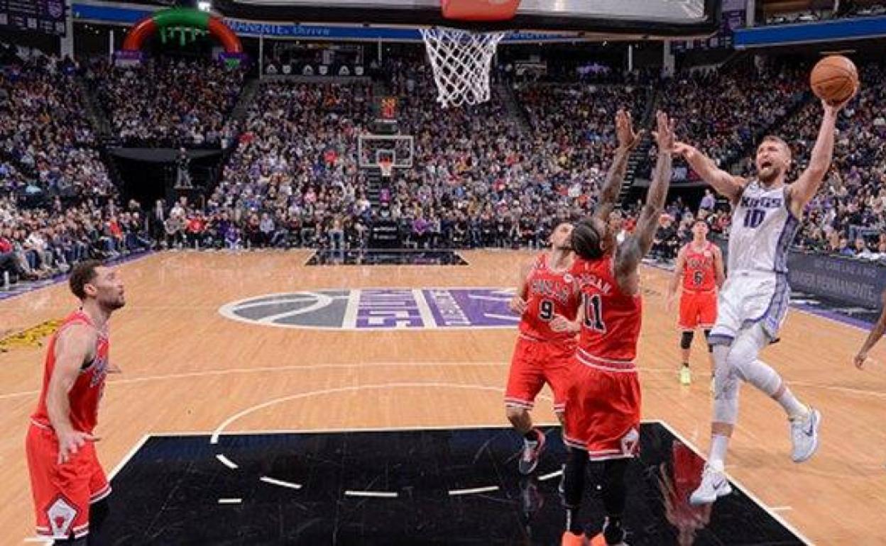 Domantas Sabonis intenta una canasta en el partido entre los Kings y los Bulls. 