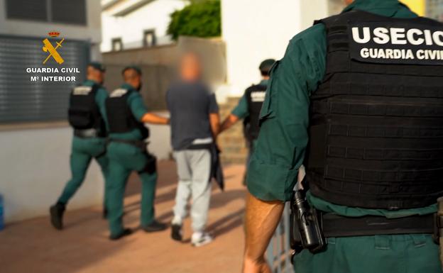 Uno de los detenidos en la operación.
