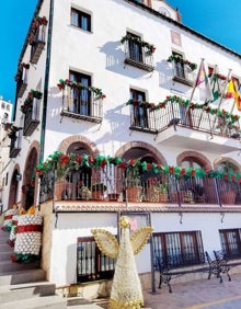 Imagen secundaria 2 - Tres imágenes de la decoración navideña en Canillas de Aceituno. 