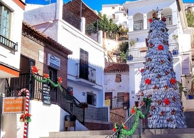 Imagen secundaria 1 - Tres imágenes de la decoración navideña en Canillas de Aceituno. 