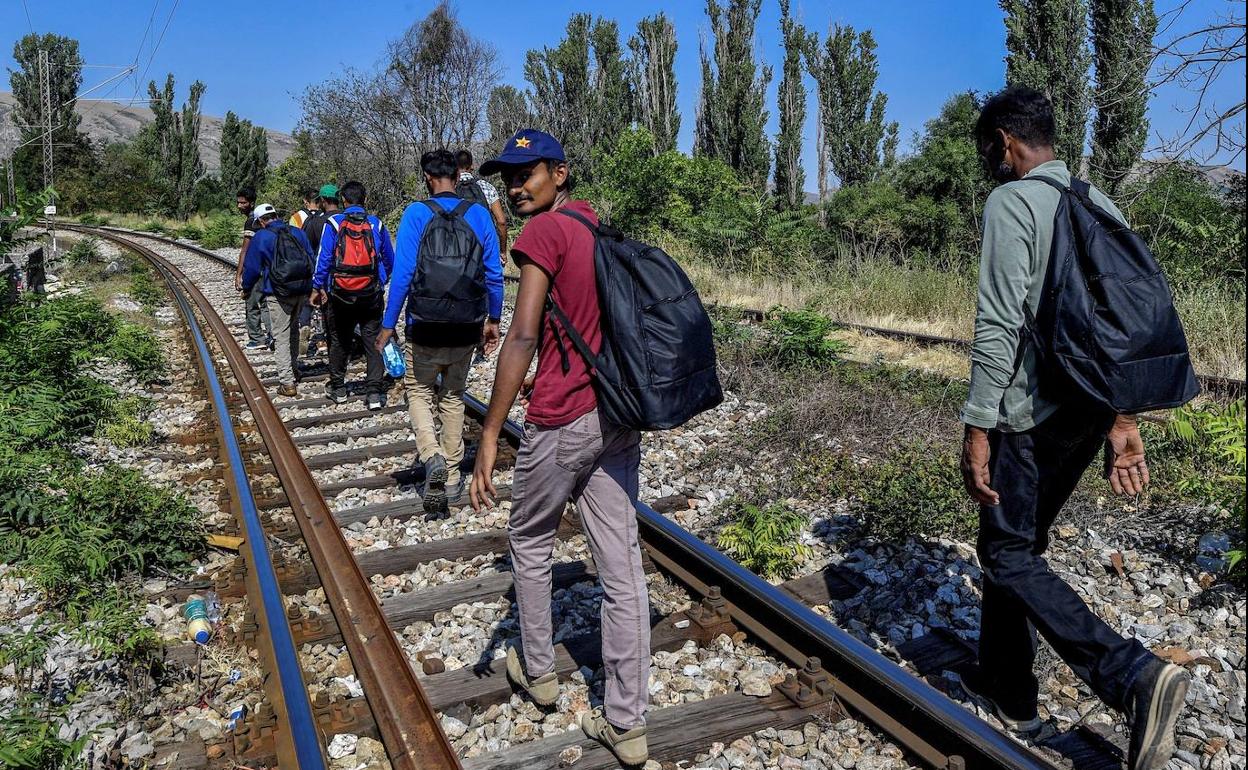 Un grupo de migrantes intenta llegar a Europa Occidental a través de la ruta de los Balcanes, en una imagen de archivo. 
