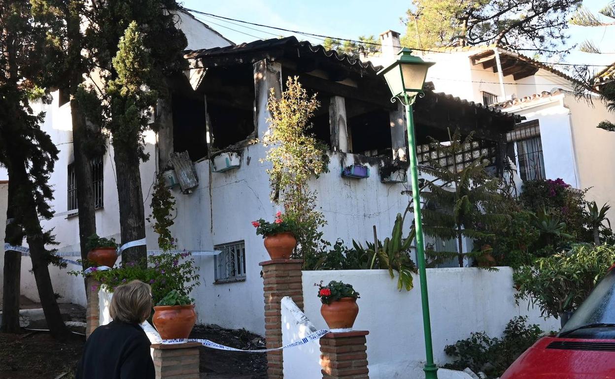 El incendio de la vivienda ha dejado a una mujer herida y un perro fallecido. 